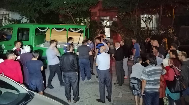 Sancaktepe'de cinayetin işlendiği yerde mahalleli toplandı
