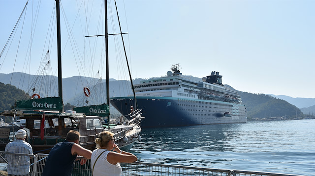 سفينة سياحية عملاقة ترسو في ميناء مارمريس التركية