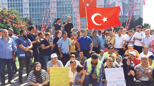 İBB önünde haklarını arayan işçiler