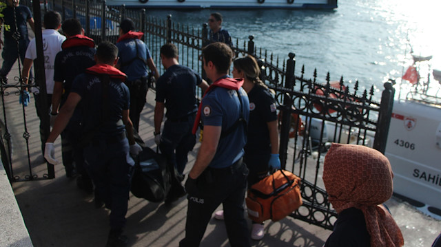 Olay yerine gelen ekipler, cesedi denizden çıkardı. 