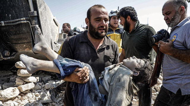 Suriye'de atılan bombalar nedeniyle siviller hayatını kaybediyor.
