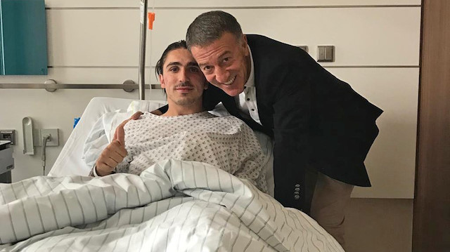 Başkan Ahmet Ağaoğlu, Abdülkadir Ömür'ü hastanede ziyaret etti.