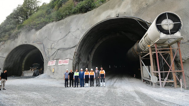 Trabzon Valisi Ustaoğlu, tünel çalışmalarının sürdürüldüğü Maçka'daki Karayolları Şantiyesi'ni ziyaret etti.