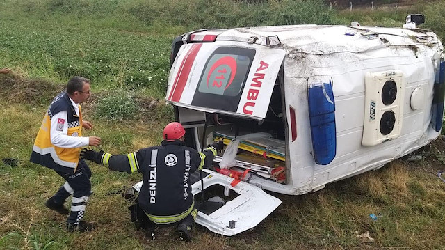 Yağmur nedeniyle kayganlaşan yoldan çıkan ambulans şarampole yuvarlandı