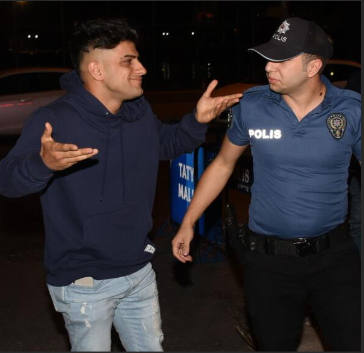 Yaklaşık 2 saat ifade veren Reymen, çıkışta basın mensuplarının darp olayı ile ilgili soruları karşısında gülerek arabasına binerek uzaklaştı.