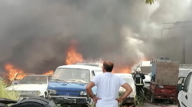 Otoparktaki araçlar alev alev yandı