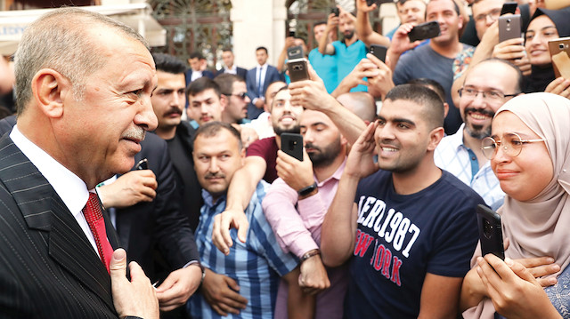 Cumhurbaşkanı Erdoğan, cami çıkışı sevgi gösterisinde bulunan vatandaşları selamladı ve sohbet etti.