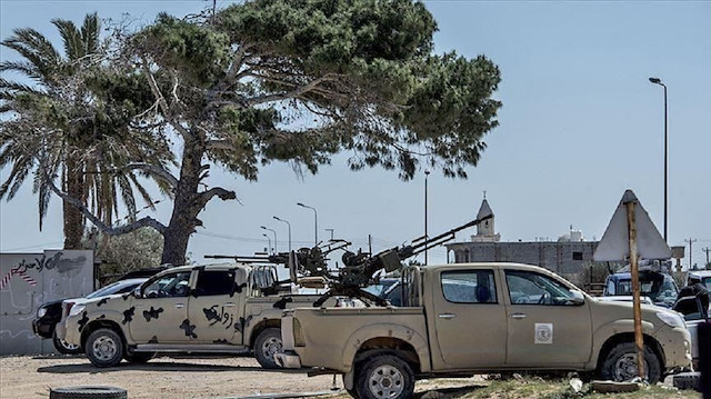 ليبيا.. قوات "حفتر" تقصف مطار معيتيقة بصواريخ غراد
