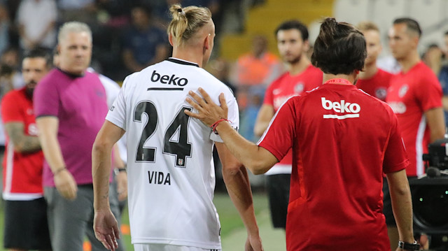 Beşiktaş'ta Vida 6. dakikada penaltıya sebebiyet verdiği için kırmızı kartla oyundan atıldı.