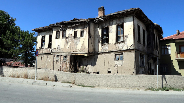 Depremde hasar meydana gelen binalardan biri. 