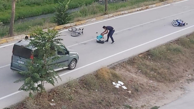 Motosiklet sürücüsü, yerde yatan yaralı F.S.A.'nın yanına gelip durumuna baktıktan sonra motosikletiyle kaçtı. 