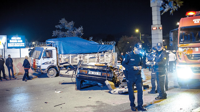 Polisten kaçarken kamyona çarpan araçtaki  2 kişi öldü, 1 kişi ise yaralandı.