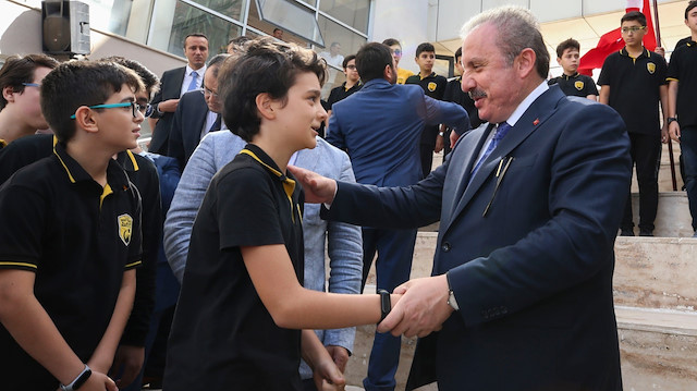 TBMM Başkanı Mustafa Şentop, oğlu Ömer Asım Şentop'ın da bulunduğu 42 öğrenciye hafızlık belgelerini verdi.