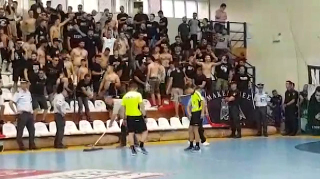 Yunanistandaki maçta Türk bayrağına izin verilmedi, kadın sporculara tükürüldü