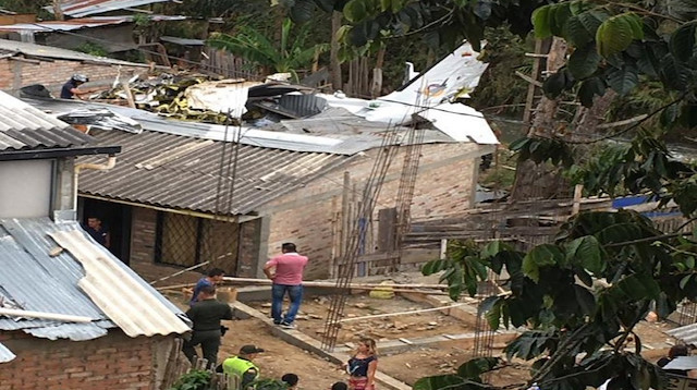2’si mürettebat 9 kişinin bulunduğu uçak evine çatısına düştü. 