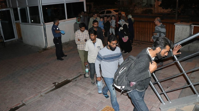 Yakalanan 49 düzensiz göçmen, Yenişehir Polis Merkezi Amirliğine getirildi.