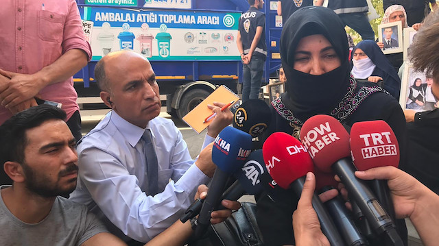 Anne Vahide Sunar, oturma eylemin 14. gününde oğlu için HDP İl binası önüne gitti.