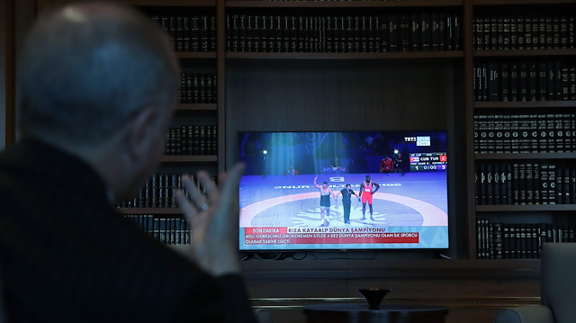 Cumhurbaşkanı Erdoğan, Külliye'deki ofisinde eski milli sporcu Hamza Yerlikaya ile birlikte takip etti.