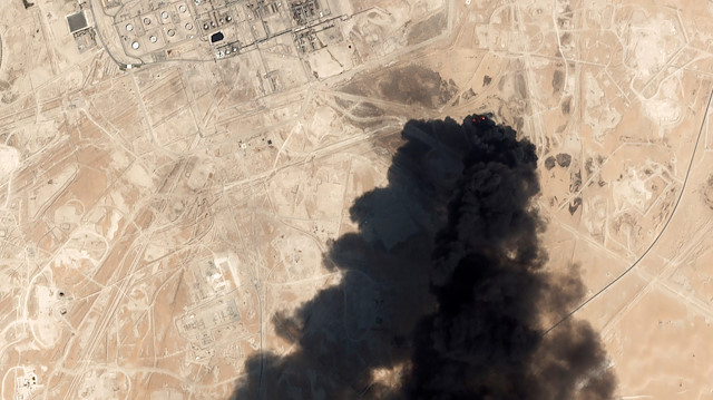Saudi Aramco'ya ait işleme tesislerine dronlu saldırı gerçekleştirildi.