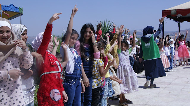 Zeytin Dalı Harekatı'nda terörden arındırılan Afrin'de, 350 yetim çocuk için yaza veda şenliği gerçekleştirildi.