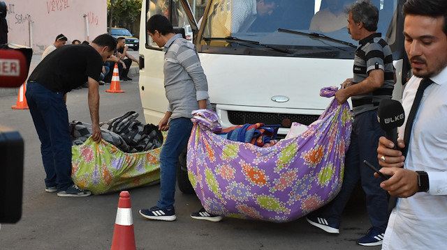 HDP il binasından çıkan onlarca battaniye, nöbetteki ailelerin dikkatlerinden kaçmadı.