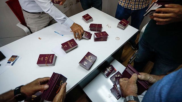 Dolandırılan vatandaşlar pasaportlarını firmada masanın üzerinde terk edilmiş halde buldu.