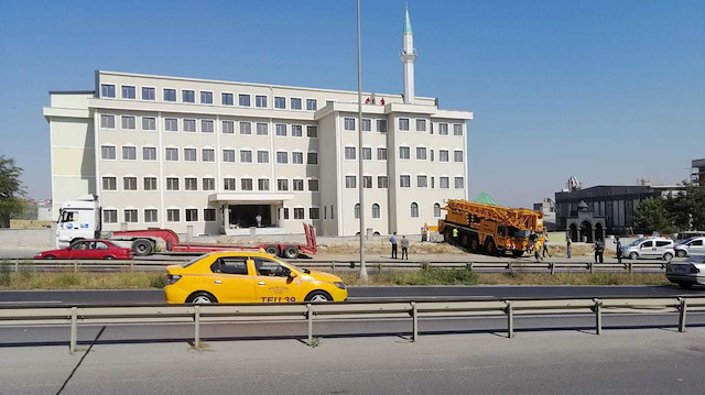 Büyükçekmece Belediyesi'nin vinçleri Nedim Erkan İmam Hatip Lisesi'nin kapısında yıkımı gerçekleştirmeyi bekliyor.