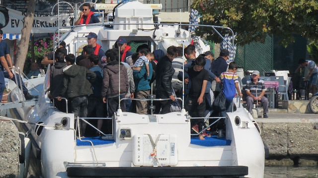 Midilli adasına lastik bot ile gitmek isteyen 102 düzensiz göçmen durduruldu