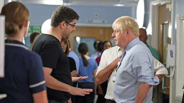 İngiltere başkanı Boris Johnson, bugün ziyaret için gittiği hastane de bir gencin tepkisiyle karşı karşıya geldi.