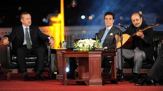 Cumhurbaşkanı Erdoğan ve merhum Neşet Ertaş'ın birlikte katıldıkları bir televizyon programında çekilen kare.