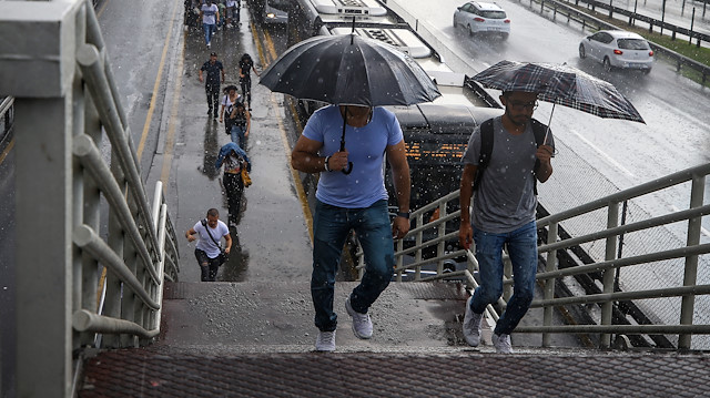 Meteorolojiden İstanbul'a yarın için yağış uyarısı yapıldı. 