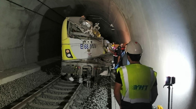 Tünelde raydan çıkan tren duvara çarptı.