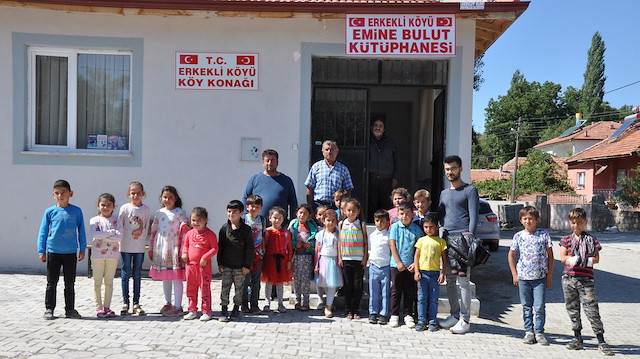 Köy muhtarı Arif Uzun'un, Emine Bulut'un ismini verdiği kütüphane. 