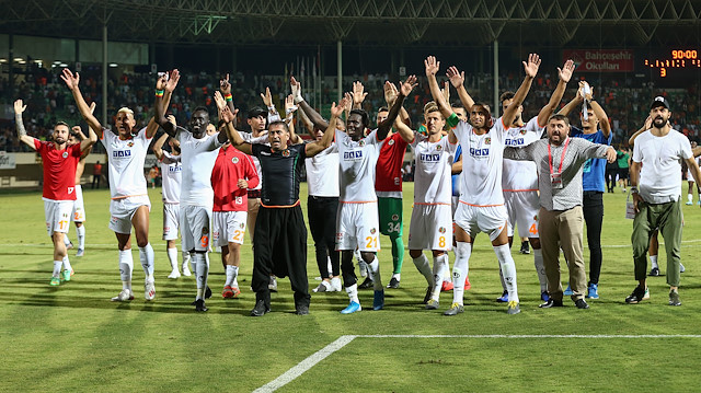 Alanyasporlu futbolcular, Fenerbahçe karşısında alınan  galibiyeti taraftarıyla birlikte kutladı.