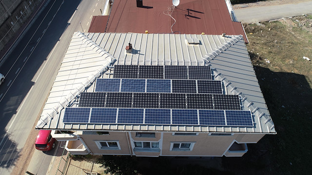 Kerem Çilli, evinde kullandığı elektriğin tamamını güneş panelleri ile karşılıyor. 