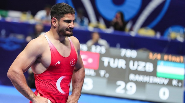 Taha Akgül, Dünya Şampiyonası'nda 125 kiloda finale yükseldi.