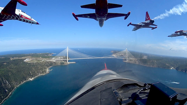 مشاهد مثيرة لإسطنبول من قمرة قيادة طائرات "النجوم التركية"