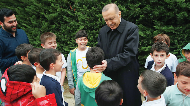 Erdoğan cuma namazı çıkışı çocuklarla sohbet etti.