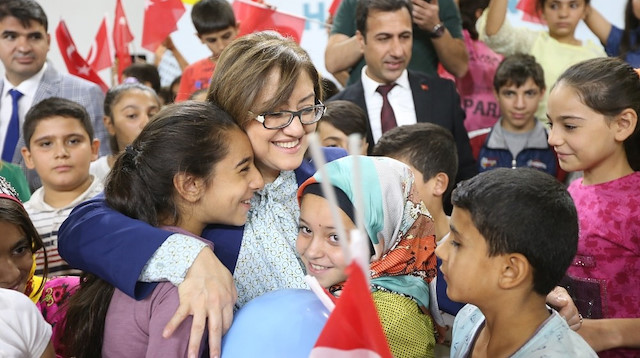 Gaziantep Büyükşehir Belediyesi Başkanı Fatma Şahin, öğrencilerle birlikte.