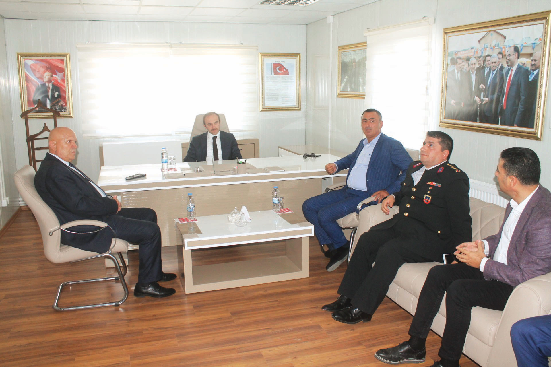 Bayburt Valisi Cüneyt Epcim ve beraberindeki heyet , Bayburt Grup Yönetim Kurulu Başkanı Abdurrahman Şentürk ve teknik ekibinden çalışmalar hakkında bilgi aldı.n