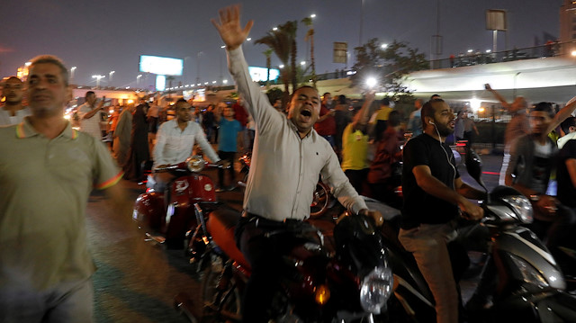 Kahire'de dün akşam saatlerinde düzenlenen gösteriler, İsrail'de paniğe yol açtı.