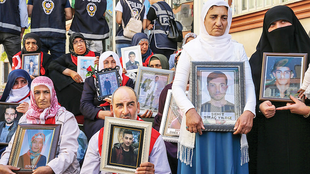 Çocuklarının dağa kaçırılmasından HDP’yi sorumlu tutarak 3 Eylül’de partinin il başkanlığı binası önüne gelen Diyarbakır annelerinin başlattığı oturma eylemine destek ziyaretleri sürüyor.