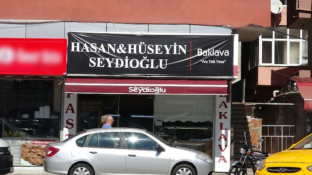 "Hasan&Hüseyin Seydioğlu Baklava" yazılı yeni tabelalar asıldı. 