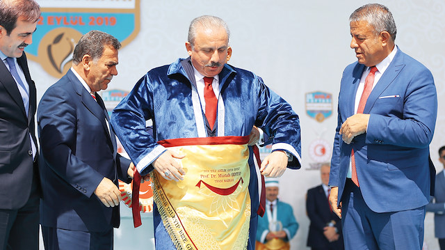 Törenin sonunda TESK Genel Başkanı Bendevi Palandöken Şentop’a “Ahilik Onur Ödülü”nü takdim etti, şed kuşatarak, Ahi kaftanı giydirdi.
