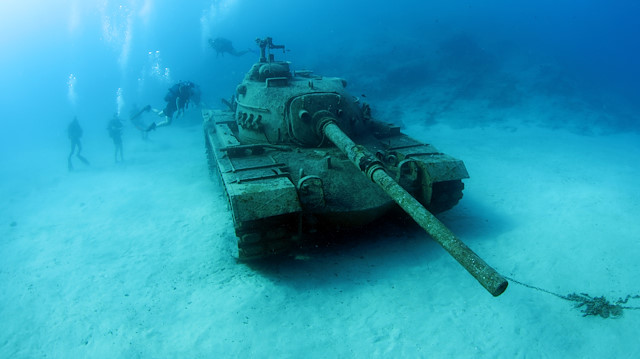دبابة في أعماق البحر تجذب هواة الغطس في أنطاليا التركية