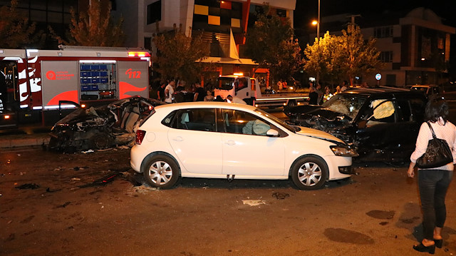 Antalya'da karşı şeride geçen otomobil, cip ile çarpıştı