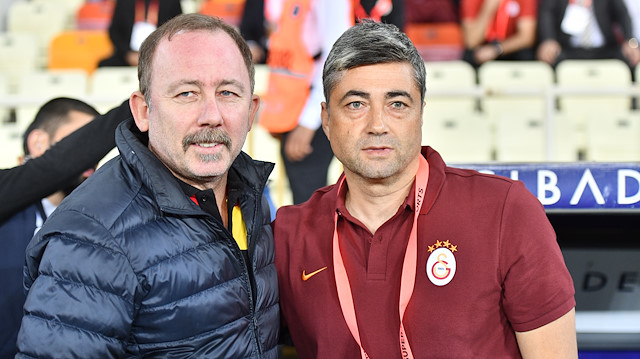 Sergen Yalçın ile Levent Şahin, maç öncesi basın mensuplarına birlikte poz verdiler.