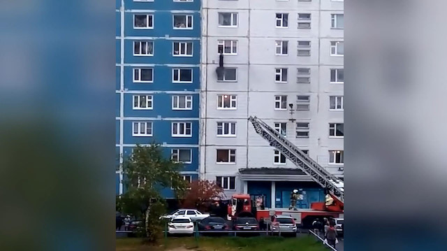  Ali Omarov isimli genç, 6’ncı kattaki dairenin penceresinden sarkarak genç kızı kurtardı. 