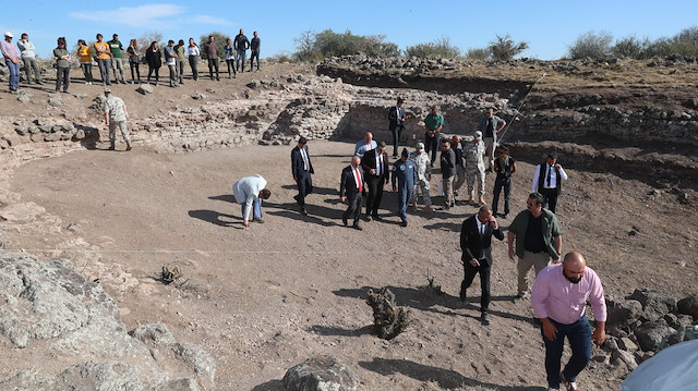 Vali Çakacak ve Rektör Çomaklı Karacahisar Kalesi arkeolojik kazı çalışmalarını inceledi. 