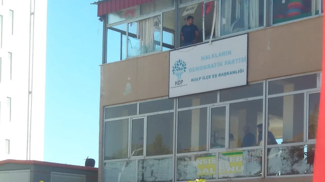 Arbede sırasında HDP Kulp ilçe binasının camları kırıldı. Teşkilat binasının camından atılan sandalye dikkat çekti. 